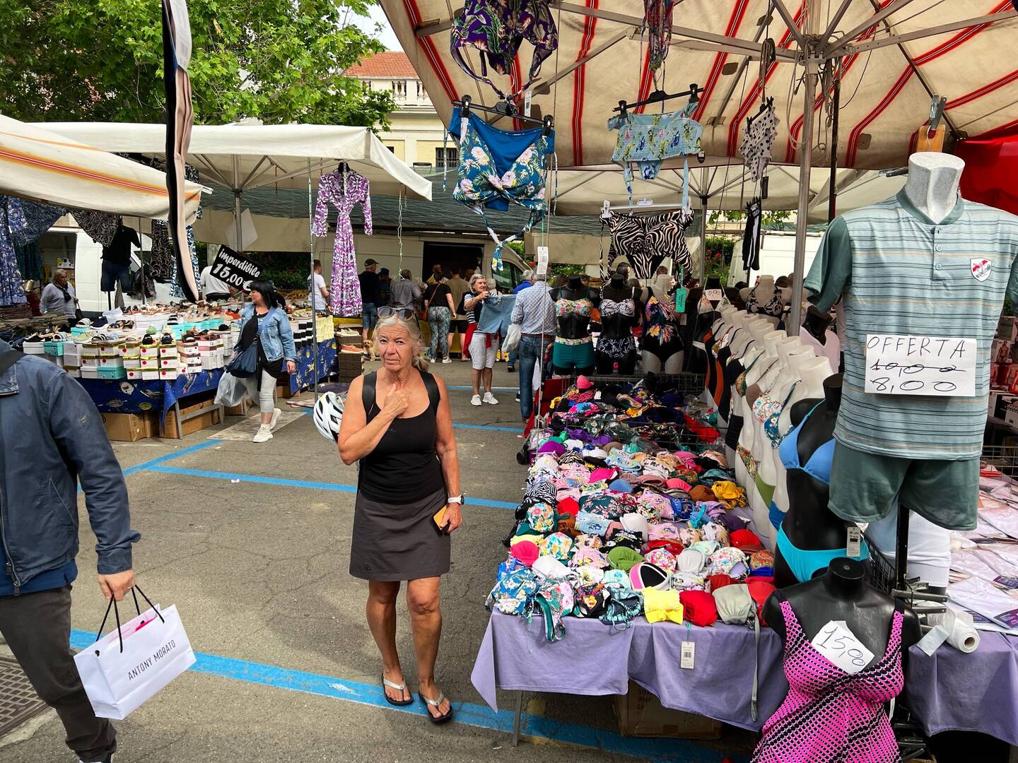 der belebte Markt in Asti