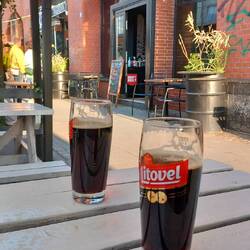 Abendessen unter der Bahnlinie