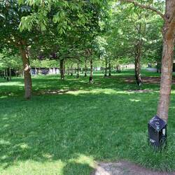 Der Musikpark (an jedem Baum ist ein Abspieldings von Musikern, die hier mal live spielten)