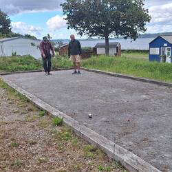 Brest im Hintergrund