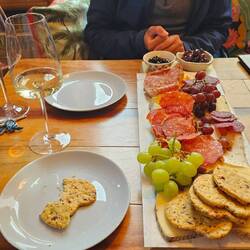 Fromage + charcuterie + vin... Ça a un goût de France !!