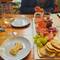 Fromage + charcuterie + vin... Ça a un goût de France !!