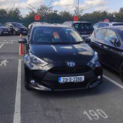 Der kleine Toyota Yaris ist schon etwas ramponiert, fährt aber und hat Automatik!😀