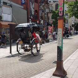Ein paar Rickshas sind in Asakusa unterwegs.