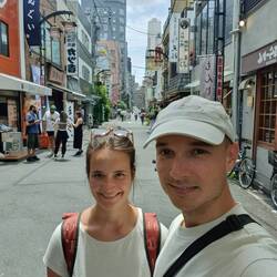 Blick auf eine gut dekorierte Nebenstraße.