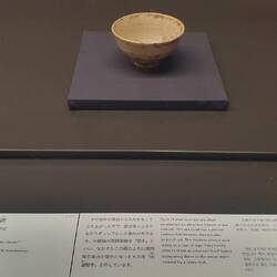 Cut! Kultur im TNM: Gebrauchsspuren heben den Wert von Schalen zur Teezeremonie.