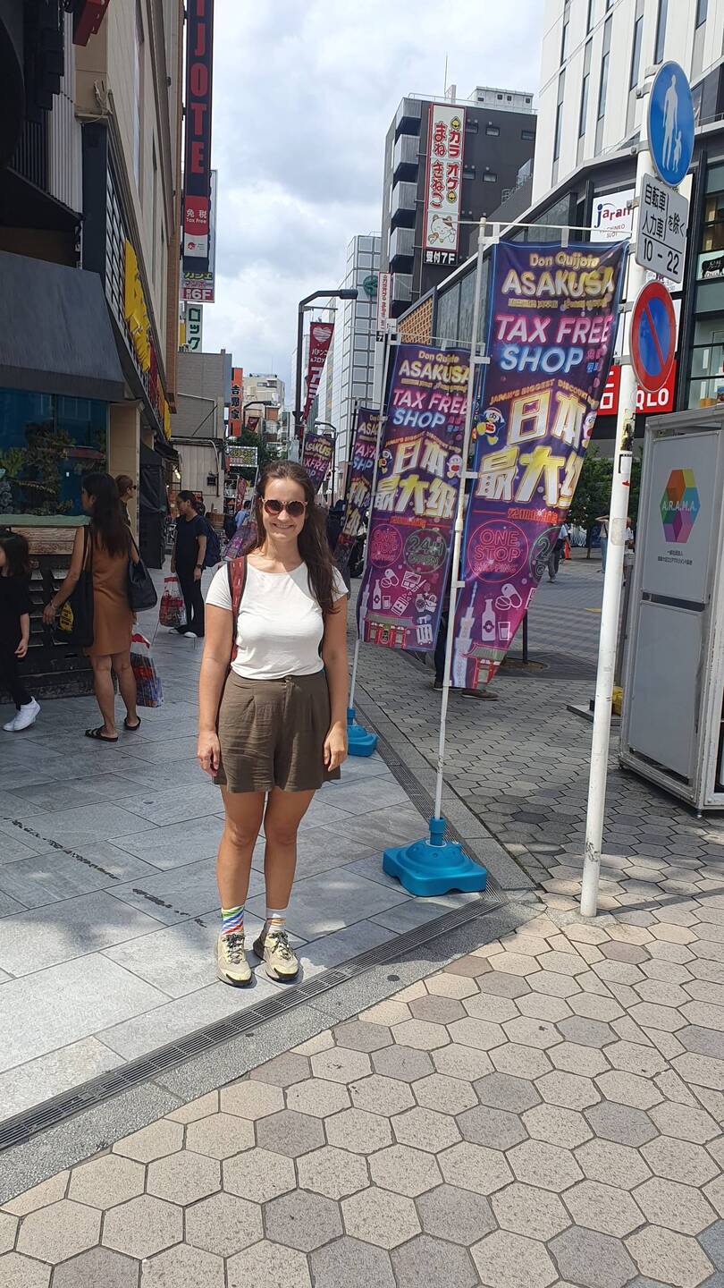 Ein riesiger steuerfreier Laden namens Don Quijote bietet..