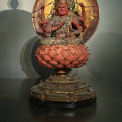 Mit Pfeil und Bogen wird der Weisenkönig Aizen, der für Liebe und Lust steht, dargestellt.