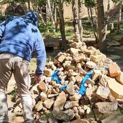 Am Ovoos - heilige Stätte - erfleht der Mongole eine gute Reise. Tobias legt Opfergaben ab.