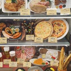 In den Schaufenstern der Restaurants werden die Gerichte als Hartplastiken zur Schau ausgestellt.