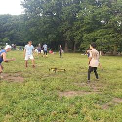 Durch Zufall stoßen wir im Yoyogi Park auf eine Roundnetgruppe und sind natürlich gleich dabei 😀