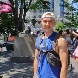 Der Hund Hachiko wartet treu auf sein Herrchen, das leider nie zurückkehrt.