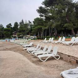 Platz groß und voll . Urlaubsdorf. Wir fahren weiter.