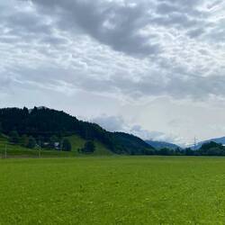 … hinter mir …