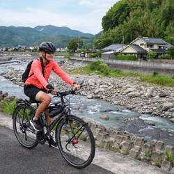 Entlang eines Flusses geht es durch japanische Dörfer.