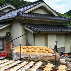 Das Dorf Onta. Hier lässt man die Unikate zunächst in der Sonne trocknen.