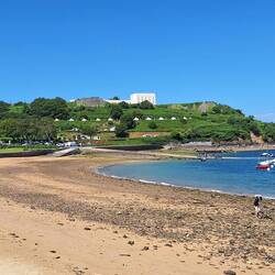 Unter der Zeltreihe campen wir