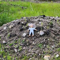 Chuck die Mörderpuppe am Straßenrand