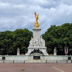 Victoria memorial in front of Buckingham palace