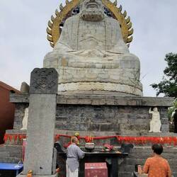 Nach einem ca. 1h Fußmarsch erreicht man die Bodhidharma Statue, die auf dem Song Shan liegt