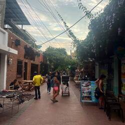 Die Straße wird abends zur Partygasse, mit lauter Bars