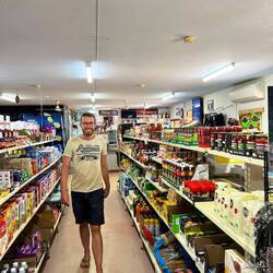 Beim Shoppen. Die Preise sind natürlich deutlich höher als im normalen Supermarkt