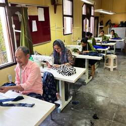 Näherinnen und Näher in der Produktion