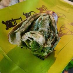 Irgendetwas zwischen einer Laugenstange und einem Matcha-Cheesecake 😄