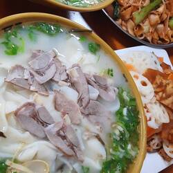 Mit zwei Mädels aus Shanghai ging es zum Abendessen 💜 Grüße gehen raus