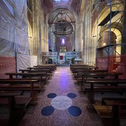 bei den vier schwarzen Steinen hat der Krönungsthron gestanden