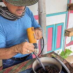 5. Trillado, 6. Tostado - Leo beim Rösten (und Schalen wegblasen)