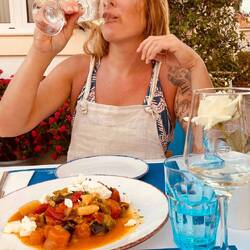 Lina versucht Wein zu trinken
