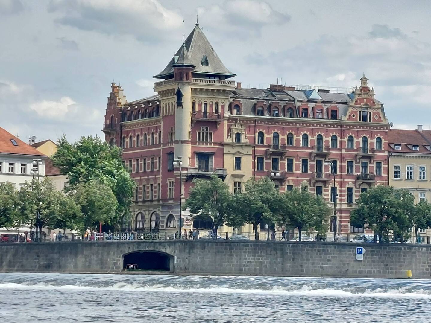 Today we took a river cruise with a different perspective of buildings near Georges Bridge