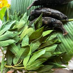 Blätter zum Pfannen reinigen und gebackene Banane