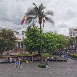 Der Regierungssitz mit ein paar wenigen Demonstranten davor