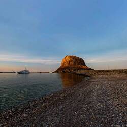 Vue sur la digue qui relie Monemvesia au continent.