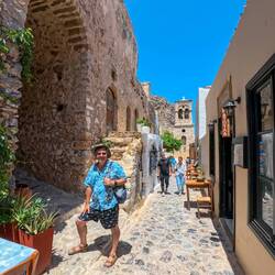 Une rue de la ville basse de Monemvesia.