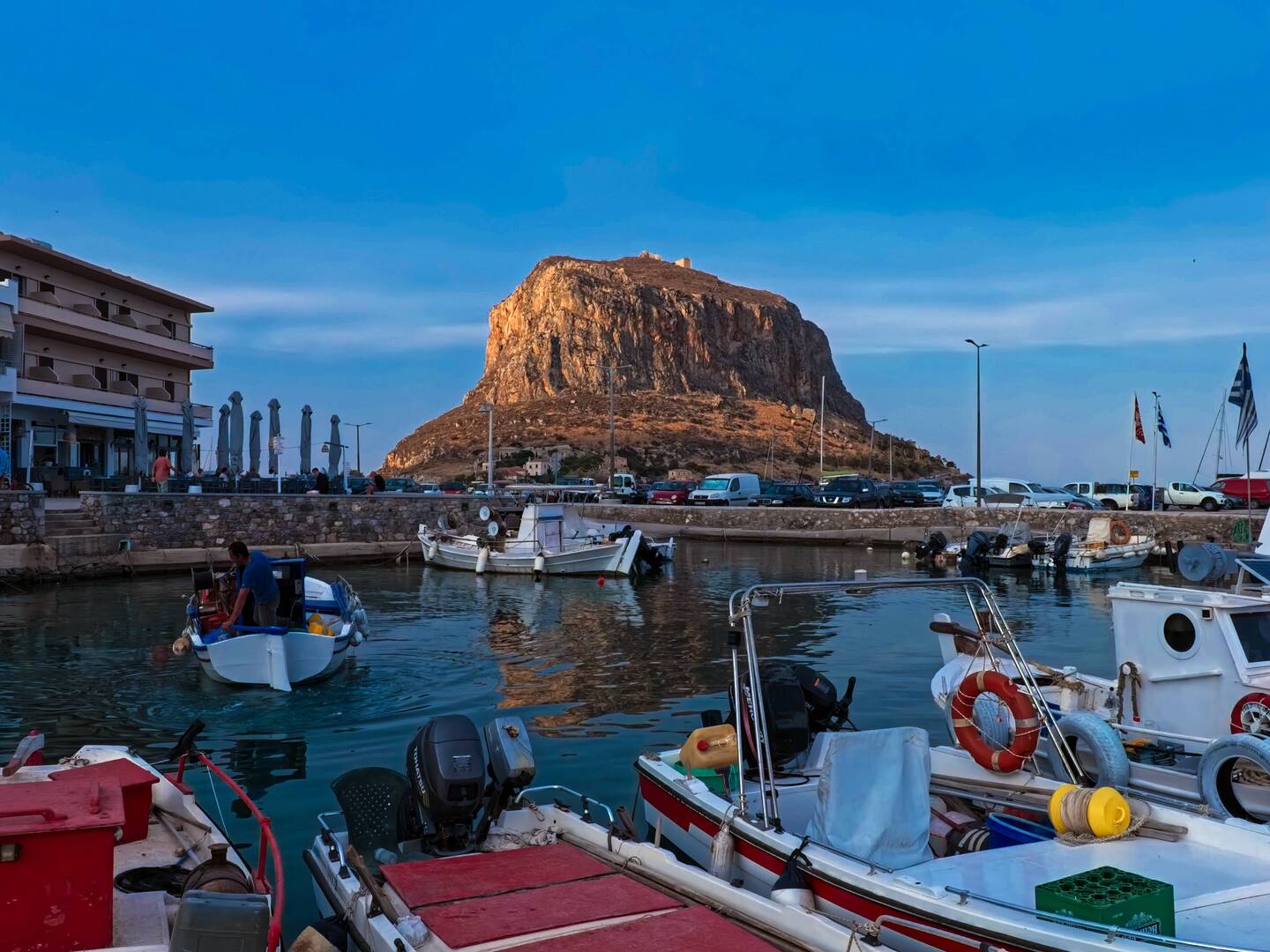 Vue sur Monemvesia à partir du port de Gefyra.