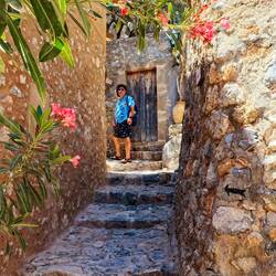 Une rue de la ville basse de Monemvesia.