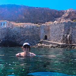 Baignade au pied des remparts.