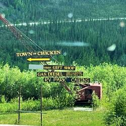 Wieso nennt sich diese Ortschaft nur "Chicken"?!?
