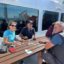 Wir am Golf- Kartensiel auf der Fähre