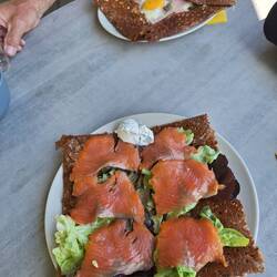 Buchweizen-Crêpes mit hiesiger Forelle und Champions/Ei