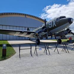 Dakota bei Merville (Eisenhower: Dakota, Jeep und Landungsboote waren die wichtigsten Werkzeuge)