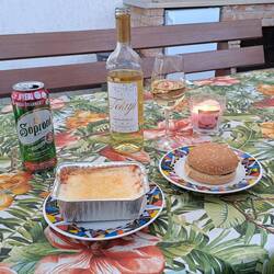 Die Antwort lautet ja, für 2,06 Euro die Pulle 🥂