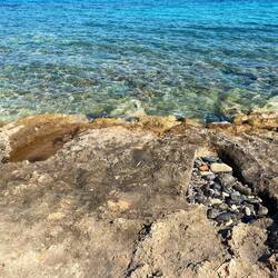 Sur le rivage de Pounta se trouve un vaste cimetière préhistorique composé d'au moins 60 tombes.