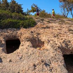 Une carrière de pierres a été établie au-dessus de ce cimetière pendant la période romaine.