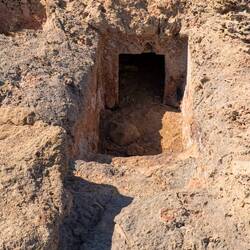 Une carrière de pierres a été établie au-dessus de ce cimetière pendant la période romaine.