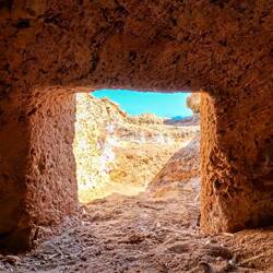 Sur le rivage de Pounta se trouve un vaste cimetière préhistorique composé d'au moins 60 tombes.