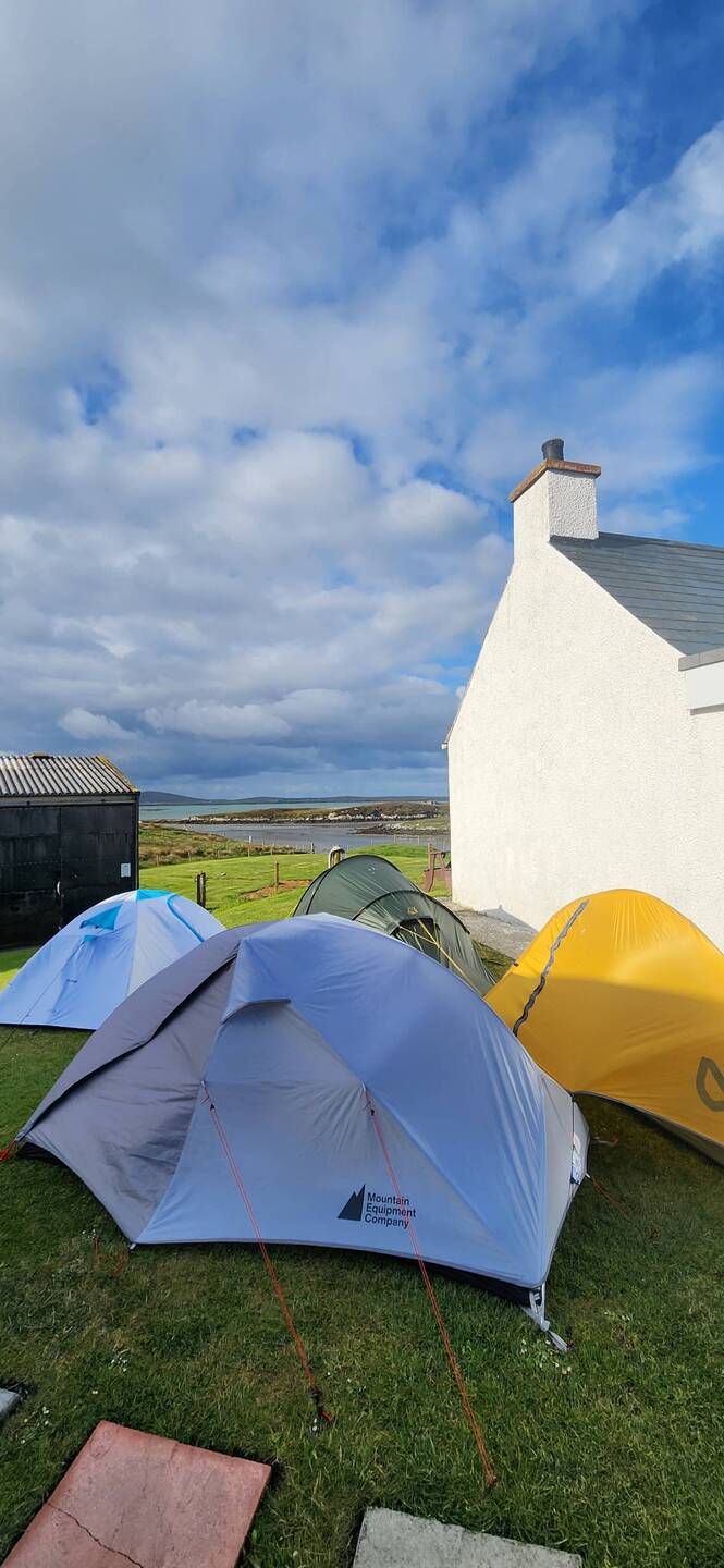Alli Zelt im Schutz vom Huus